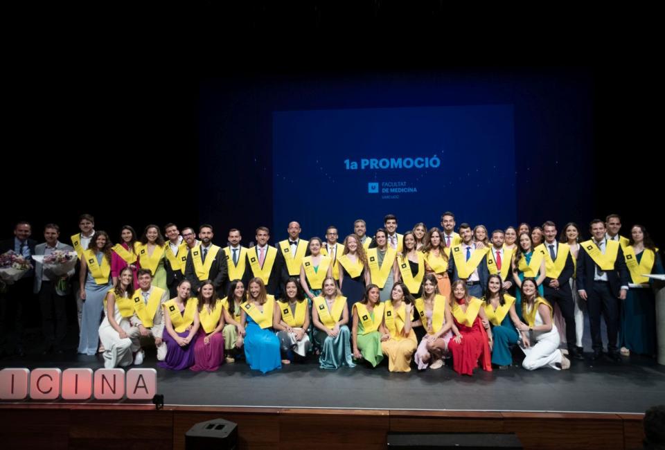 Estudiantes de la 1a promoción del grado en Medicina