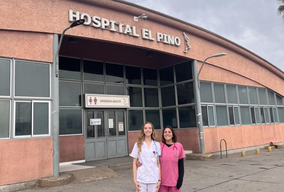 L'estudiant Paula Casino fent pràctiques a l'Hospital El Pino, a Xile