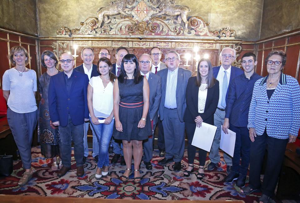 Foto de familia de algunos de los galardonados en los premios Sanidad Osona